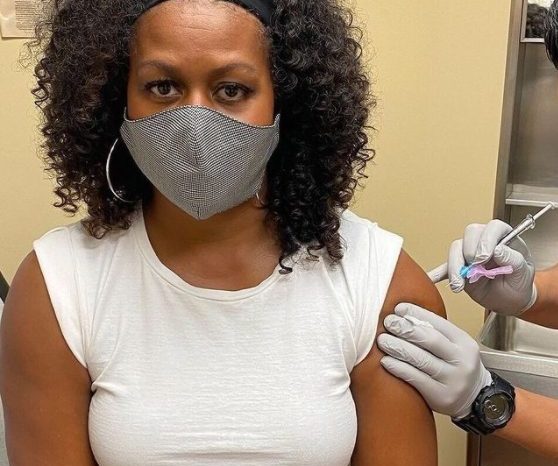Olha ela! Michelle Obama é vacinada contra Covid-19 e dispara: ser vacinado salvará vidas, e essa vida pode ser a sua!